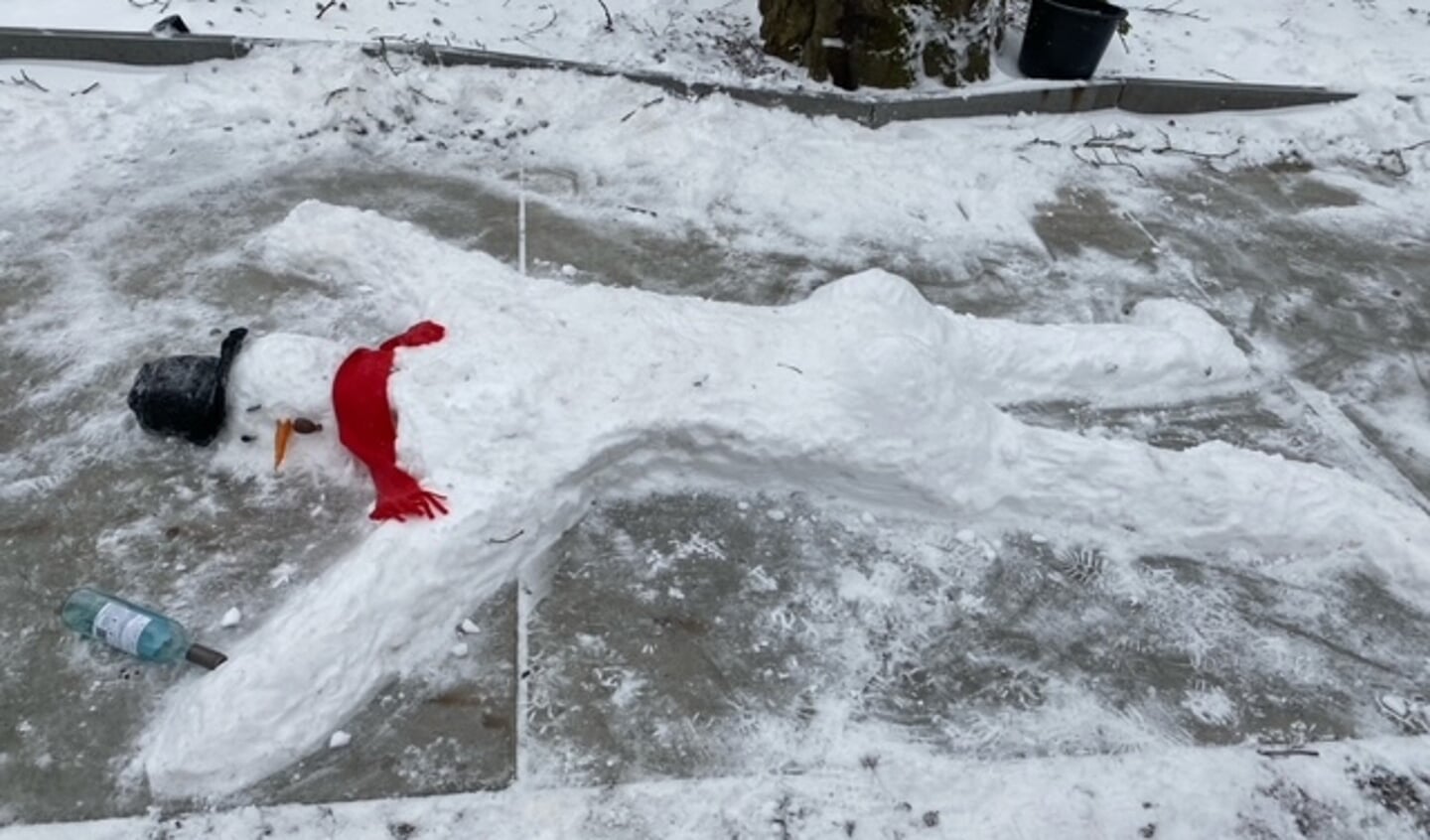 Deze sneeuwpop had een borreltje te veel op.