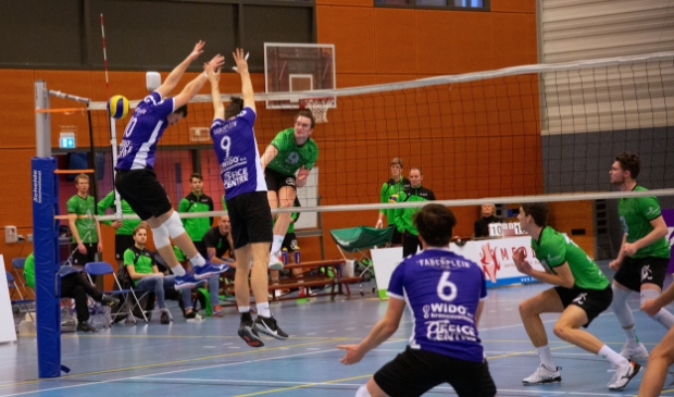 <p>Bram Berger hangt in de lucht en haalt uit. Bielderman Koetsier/SSS won met 3-1.</p>