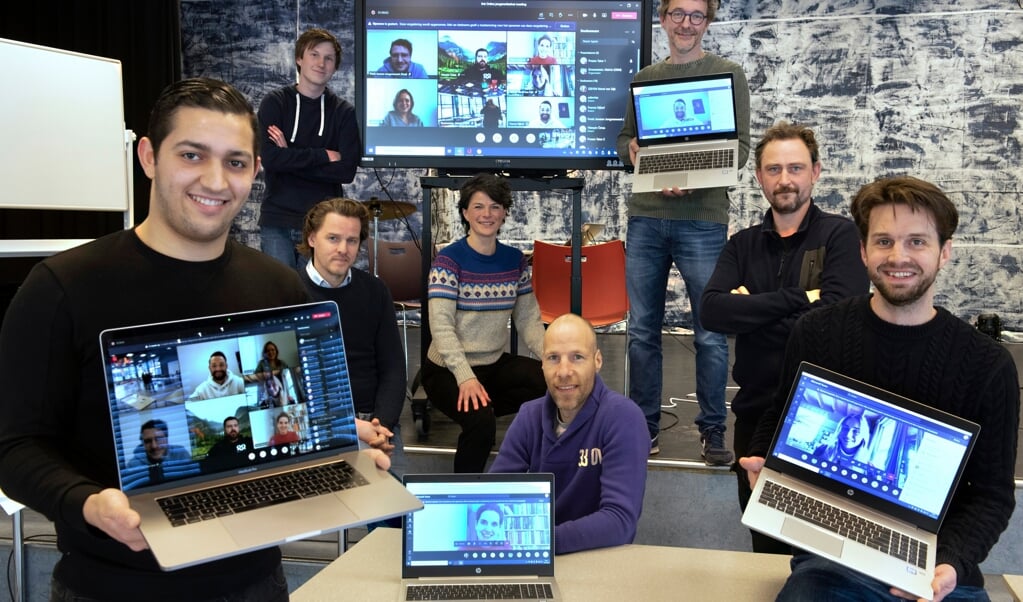 Het team achter Binnenpret, zowel live als online, met midden Wilrit Bos en rechts Mark van Dooren. 