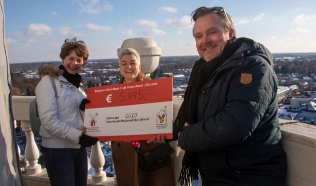 <p>Karin Cramer en Agatha Kleis namens het Ronald McDonald Huis Utrecht en Henk van Dam de voorzitter van de Business Breakfast Club</p>