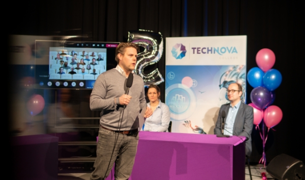 <p>Van links naar rechts: presentator Jelle Drijver, Yvonne Vogelenzang, directeur Technova College Ede, Lammert Vinke, manager Agriculture, Food & Retail, Info Support.</p>