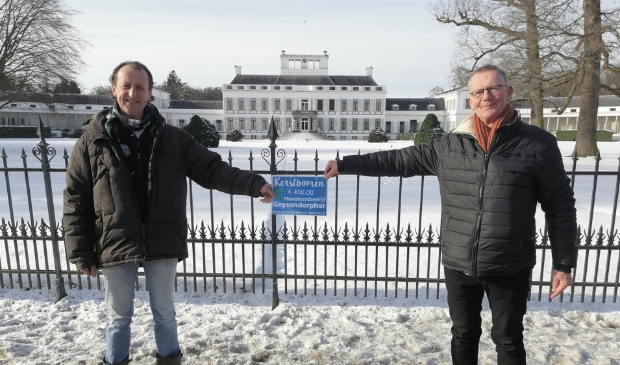 Ralf Geysendorpher (links) overhandigt de cheque van € 400,00 aan Roeland Bouricius, coördinator van Stichting Leergeld Soest-Baarn