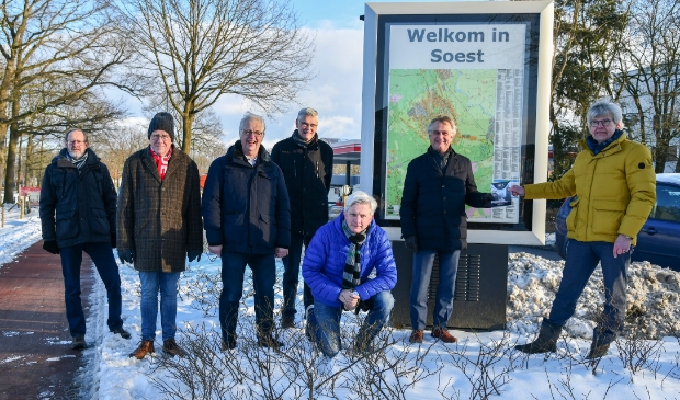 <p>De overhandiging van het eerste exemplaar. V.l.n.r. Johan van ’t Klooster, Henk van den Boomgaard, René van Hal, Paul Verhoeven, Peter Beijer, burgemeester Rob Metz en Martijn da Costa.</p>