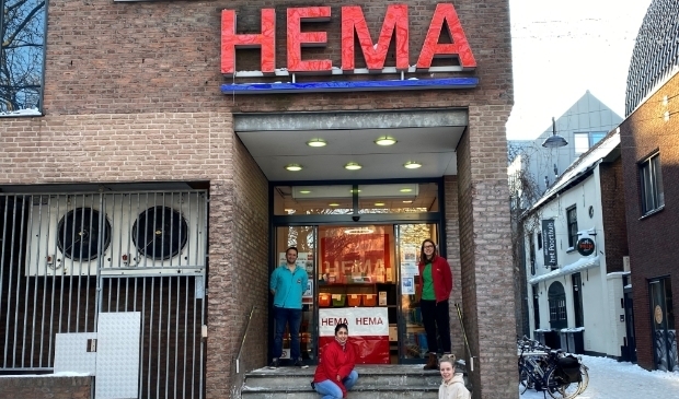 Het personeel van de HEMA is blij dat ze na twee maanden hun klanten weer kunnen ontmoeten. 