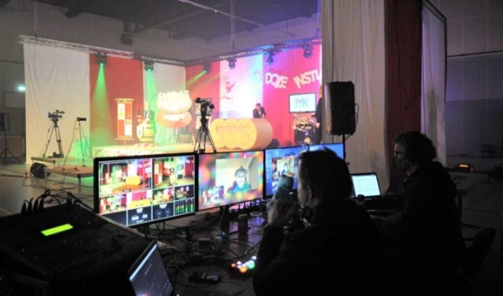 Een kijkje achter de schermen bij het livestream carnavalsprogramma van De Dolle Instuivers. Foto: gertbudding.nl 