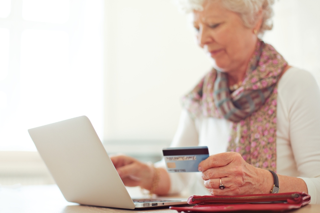 <p>Vrouw met bankpasje.</p>