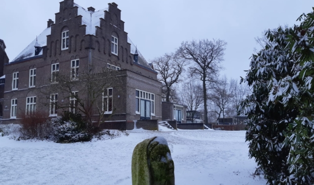De pastorie met op de voorgrond het beeld van Bernadette bij de Mariagrot