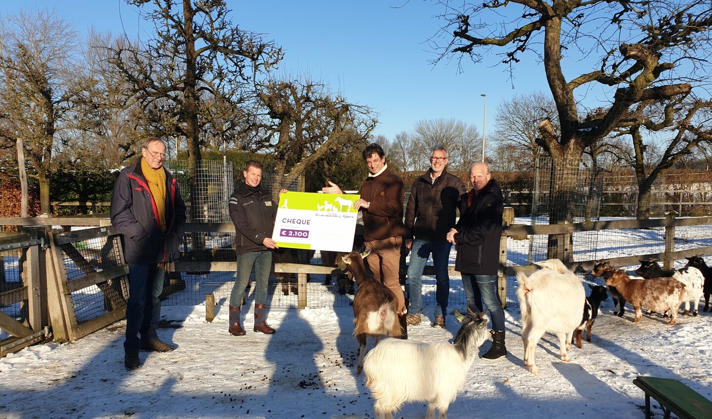 Bestuur en bedrijfsleider nemen gift in ontvangst.
