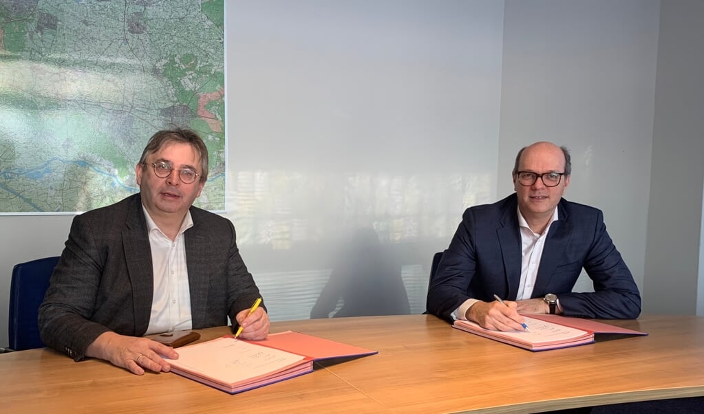 Wethouder Gerard van Deelen ondertekent de overeenkomst met AJ Investments.