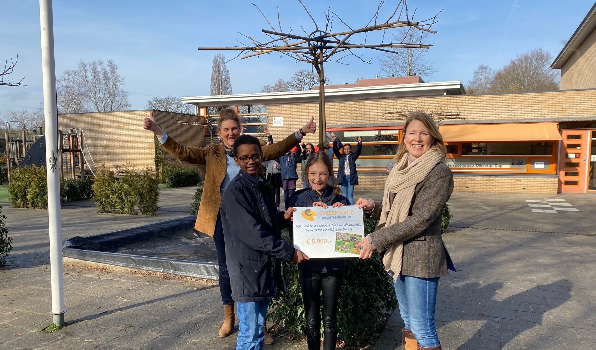 mr. Ingeborg van Schuppen voorzitter Streekfonds Utrechtse Heuvelrug, overhandigt de cheque aan de leerlingenraad van de Valkenheuvel