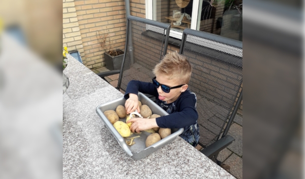 <p>Aardappelschilheld Henrik van de Kolk</p>