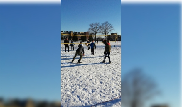 Volleyballende jeugdleden Switch in de sneeuw.