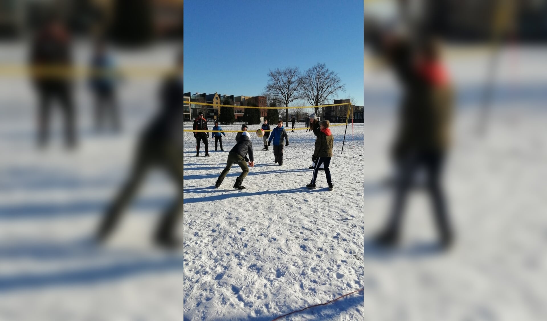 Volleyballende jeugdleden Switch in de sneeuw.