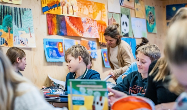 Willemien Roelse, docent vrijeschoolleerroute, met haar klas toen er nog live werd les gegeven.