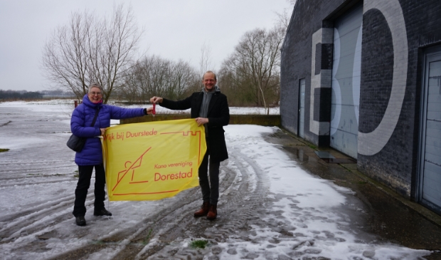 Anita Blees (KV Dorestad) ontvangt de sleutel van Eddy Swart (Utrechts Landschap)