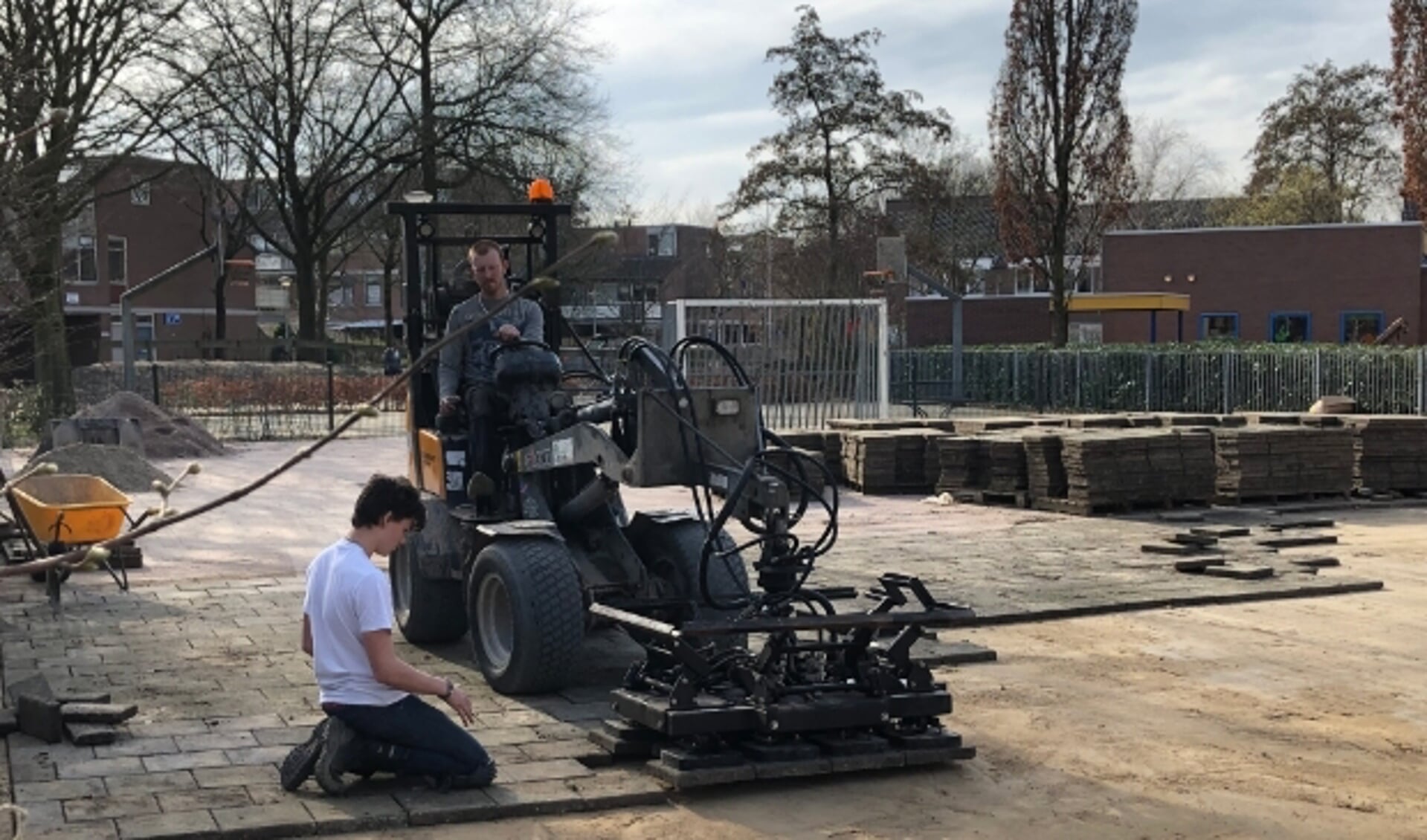 In de wijk de Tarthorst is de schop de grond ingegaan voor realisatie van een nieuw speelveld. De multifunctionele opzet en inrichting is tot stand gekomen door een samenwerking tussen gemeente, Sportservice Wageningen en gebruikers van het speelveld.