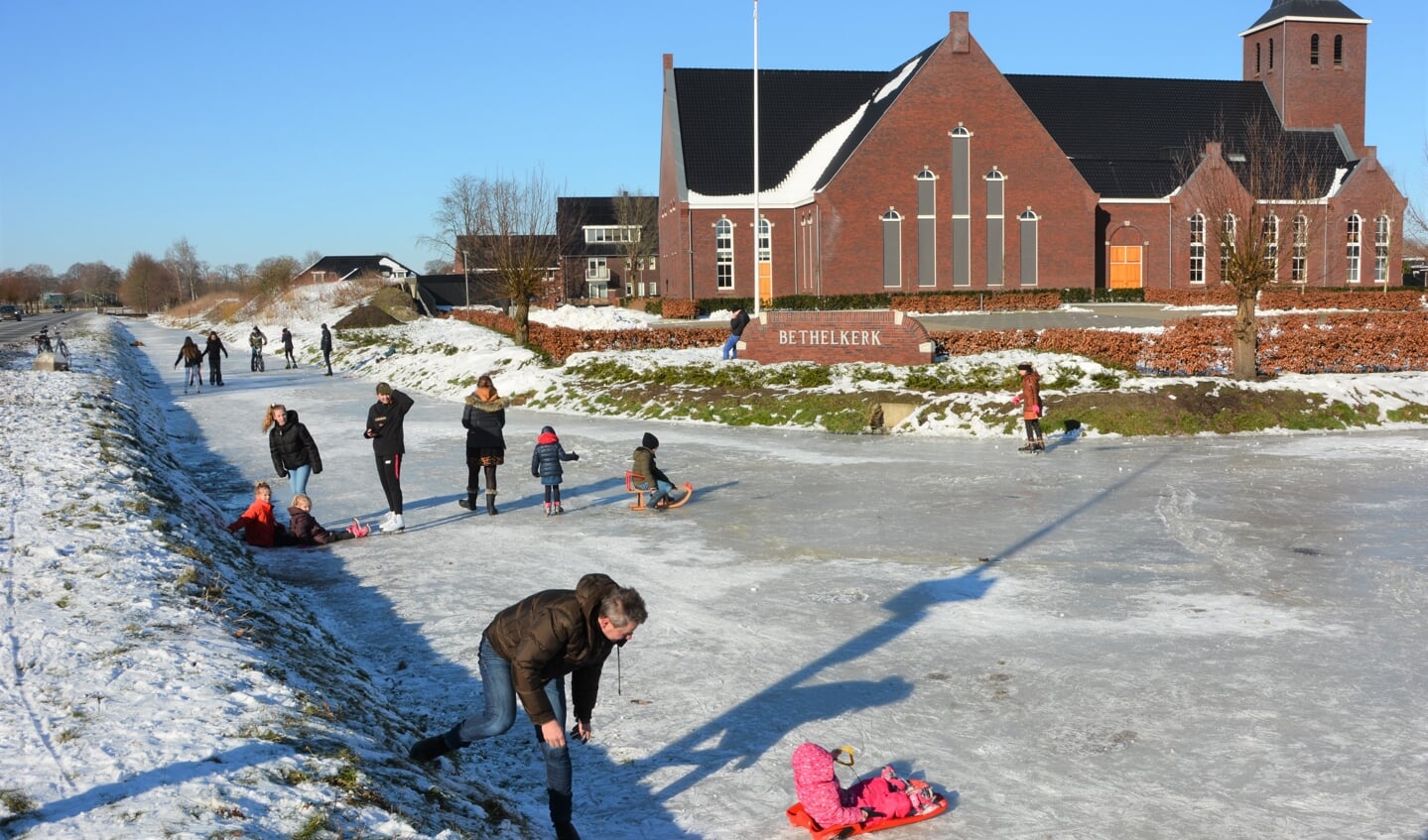 Genieten op het ijs bij de Bethelkerk in Lunteren