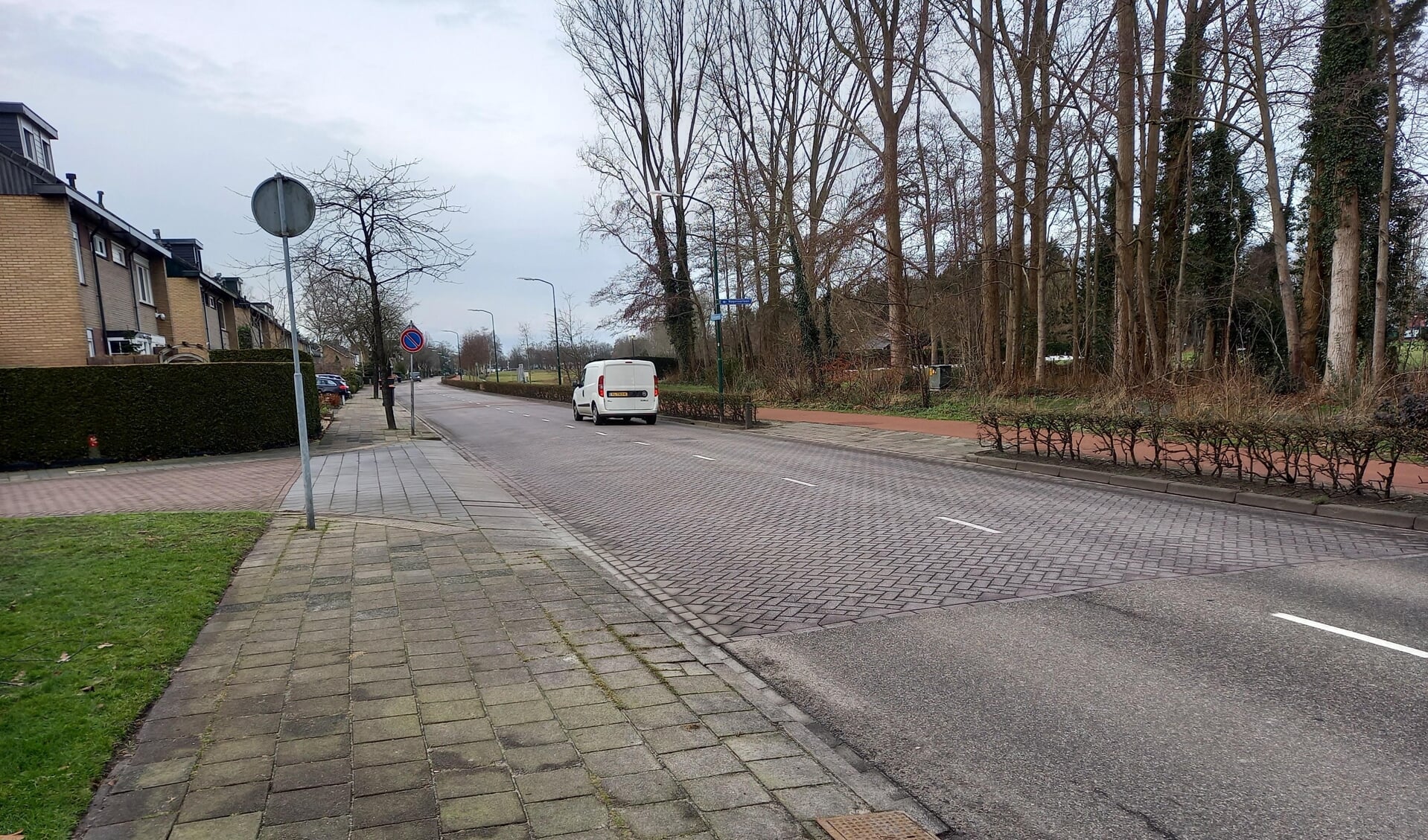 Asfalt maakt plaats voor straatklinkers op de Drakenburgerweg.