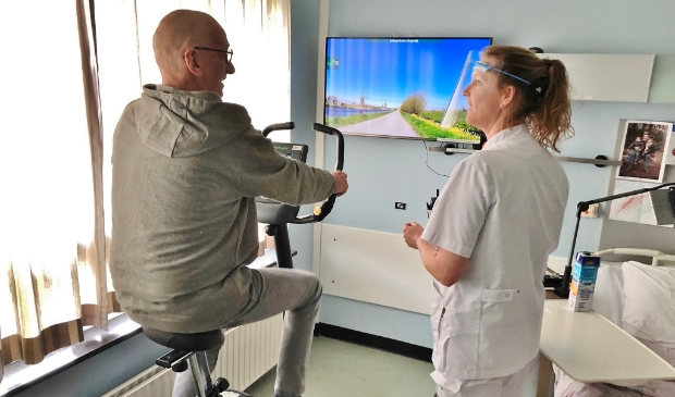 <p><strong><em>Patiënten die langdurig hun kamer niet uit mogen, kunnen met de hometrainer en het ‘Fietslabyrint’ zelf aan hun conditie werken.</em></strong></p>