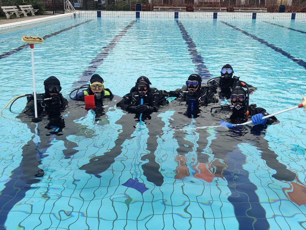 <p>Duikers van S Diving en Amphora leggen de laatste hand aan schoonmaak buitenbad De Meerkamp om 17 februari open te kunnen.</p>