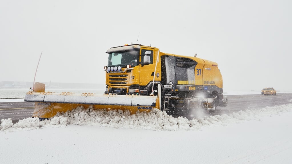 Archieffoto sneeuw vrij maken banen Schiphol.