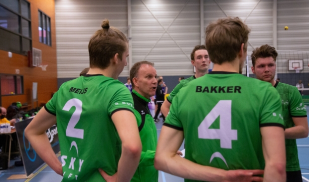 <p>De spelers van Bielderman Koetsier/SSS luisteren naar de aanwijzingen van Hans Seubring</p>
