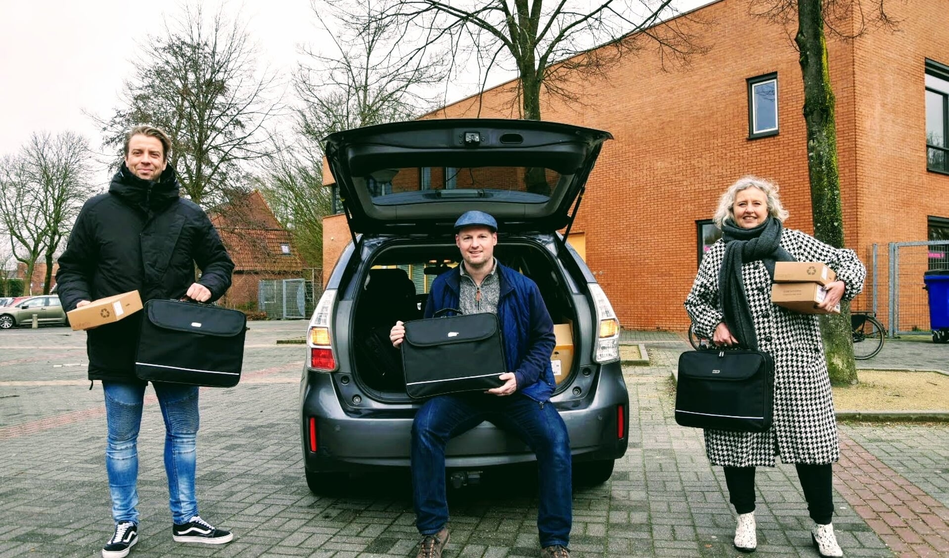 Edwin Hortensius (midden) levert de laptops af bij Björn Keetbaas (links) van De Cirkel en Angelique Levy (rechts) van de Willem-Alexanderschool. 