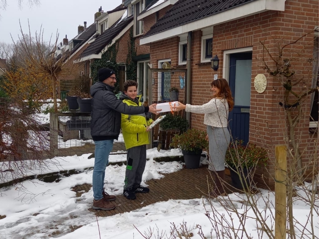 <p>Een dankbare Sylvia Ballesteros schenkt een aantal presentjes aan de bezorgers.</p>