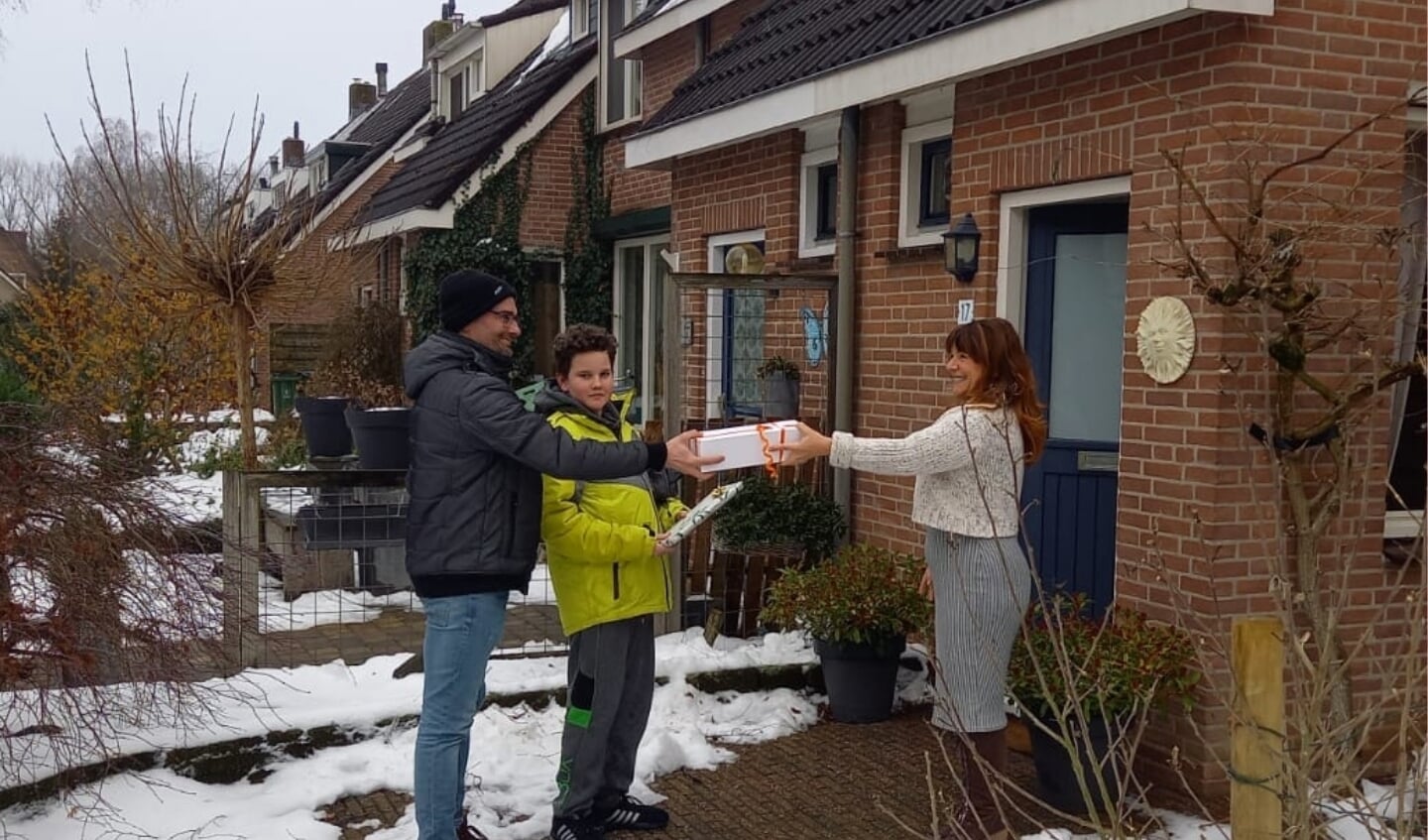 Een dankbare Sylvia Ballesteros schenkt een aantal presentjes aan de bezorgers.