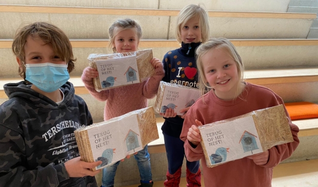 Alle kinderen van de Camminghaschool kregen een vogelhuisje