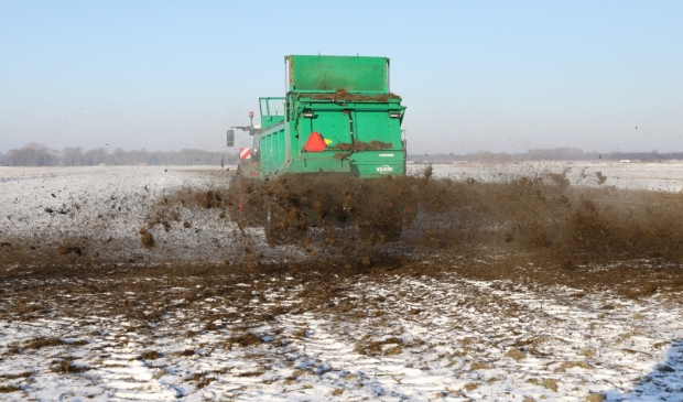 <p>In de Noord Polder van Eemnes wordt Bokashi kuilgras uitgereden, en dat ruik je.</p>