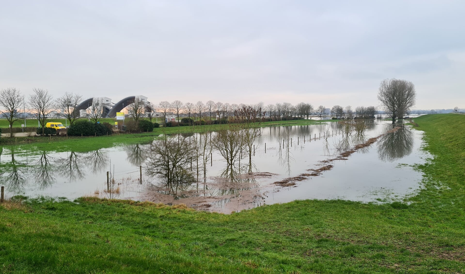 De sluizen bij Amerongen staan wijd open