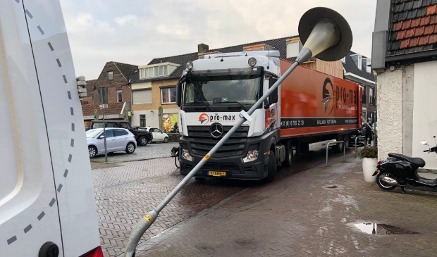 De Dorpsstraat in Ouderkerk aan de Amstel om 11:15 uur. Een gebroken lantaarnpaal. Wellicht door een verkeerde manoeuvre van een vrachtwagen.