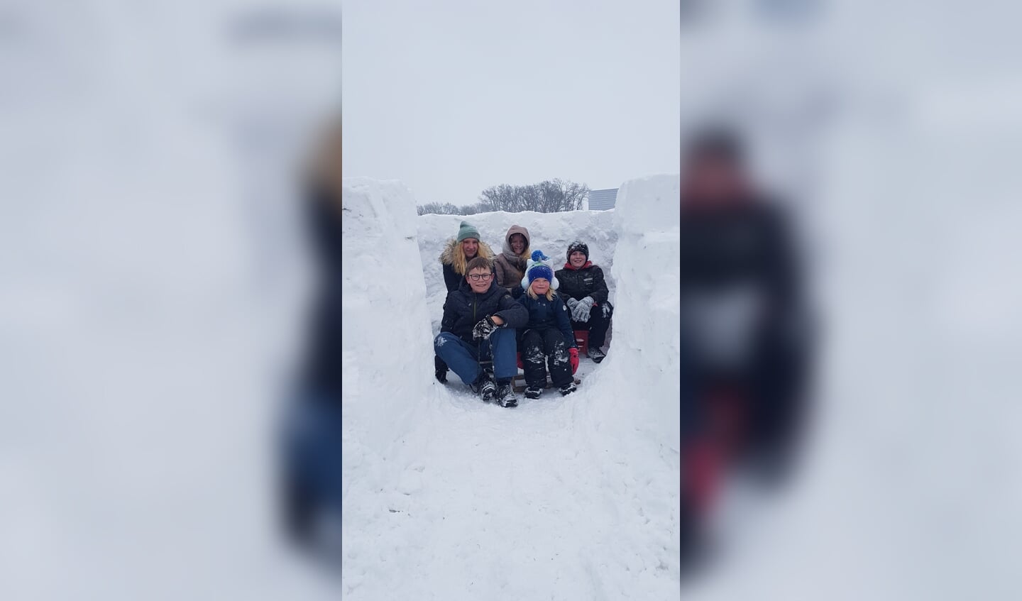 ,,Hierbij een foto van ons sneeuwkasteel, waar wij vandaag ruim 5 uur met de kinderen hard aan hebben gewerkt´´, aldus Roelof-Jan Gort. ,,Helaas vonden andere kinderen het nodig om 'm vanavond weer kapot te maken.´´
