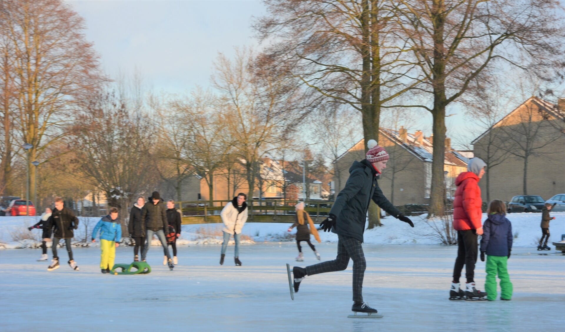 Het eerste schaatsplezier is een feit in Barneveld, zoals hier aan de Dr.Albert Schweitzerlaan