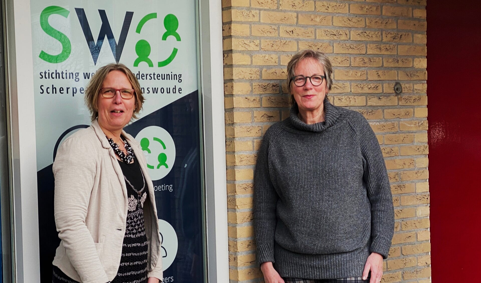 De welzijnswerkers van SWO Scherpenzeel/Renswoude, Rianne van Ginkel (links) en Martine van Garderen voor het kantoor in Renswoude.