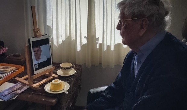 <p>Meneer De Graaff ontvangt de felicitaties van de burgemeester voor zijn 104e verjaardag.</p>
