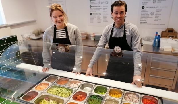 <p>Lotte Blanken en Maurice Verberkt in de Poke Man aan de Soesterbergsestraat. ,,Mooi toch dat lekker ook heel gezond kan zijn."</p>