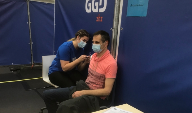 <p>Marco Tichelaar uit Almkerk kreeg maandagmorgen de eerste Astra Zeneca prik in sporthal de Hoefslag. Tachtig plussers krijgen het vaccin Pfizer toegediend.</p>