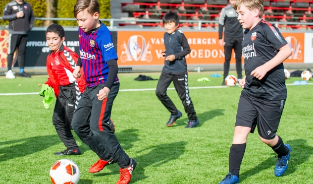 <p>De Unitas jeugd was blij dat ze weer een balletje kon trappen</p>