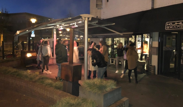 <p>Terwijl Chico&Jools draaien, dansen buiten mensen op het terras van Pincho-Café Kuhlman.</p>