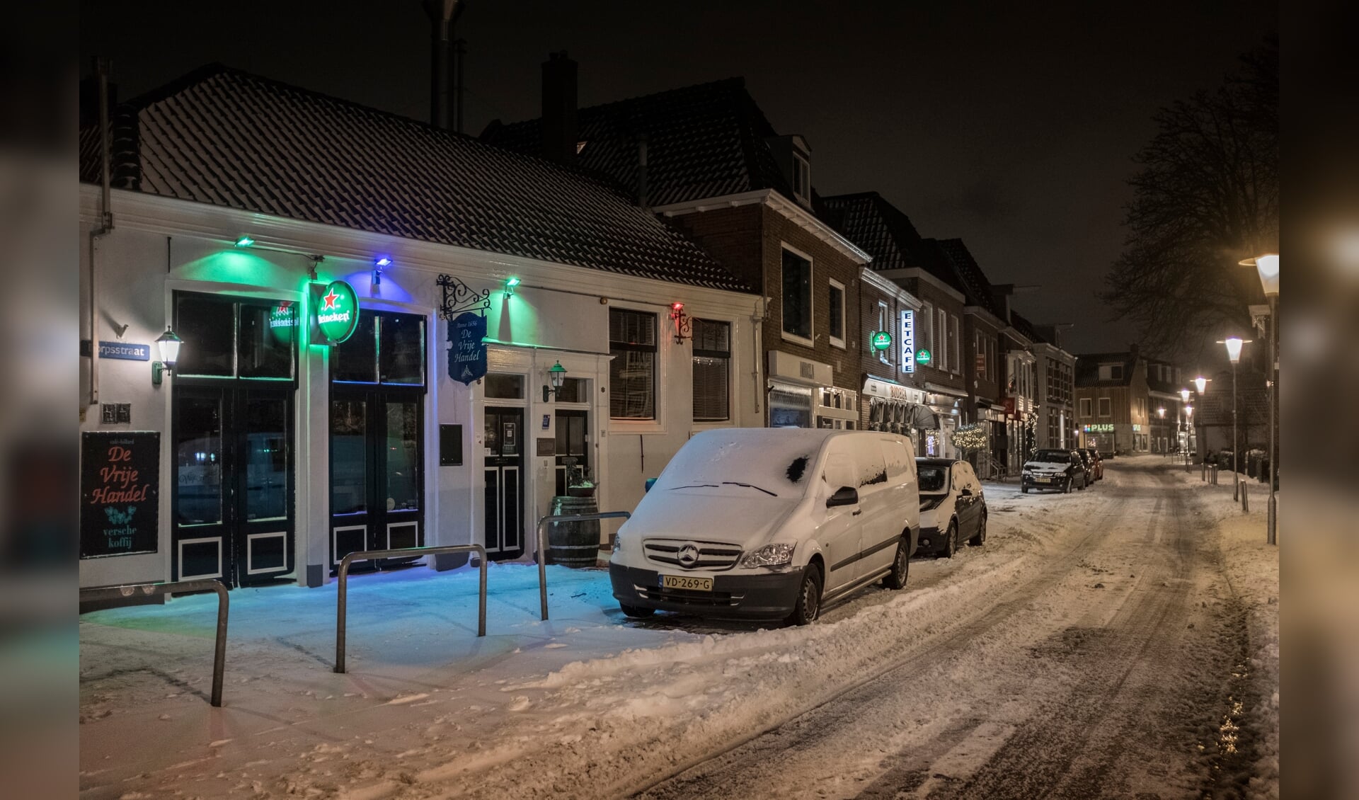 De Vrije Handel in de dorpsstraat in Ouderkerk A/D Amstel