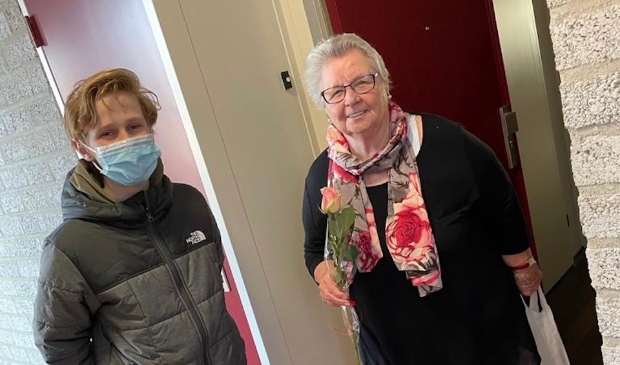 Overhandiging Valentijns pakket door maatschappelijke stagiaire aan bewoner
