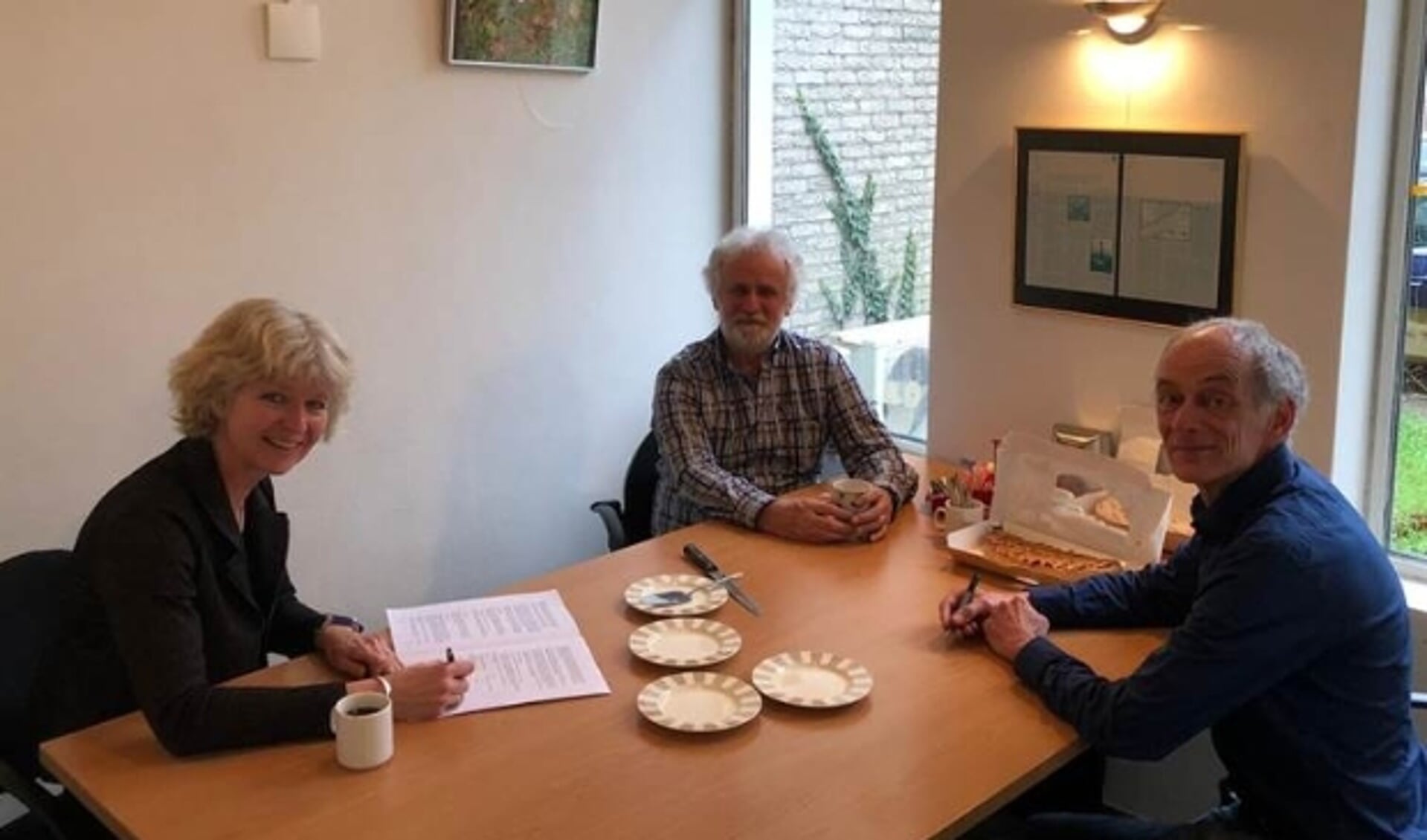 Ondertekening overname met van links naar rechts: dr. Margreet ter Steege (ATKB), ir. Pieter Reijbroek (DGR) en ir. Philip Raaijmakers (DGR)