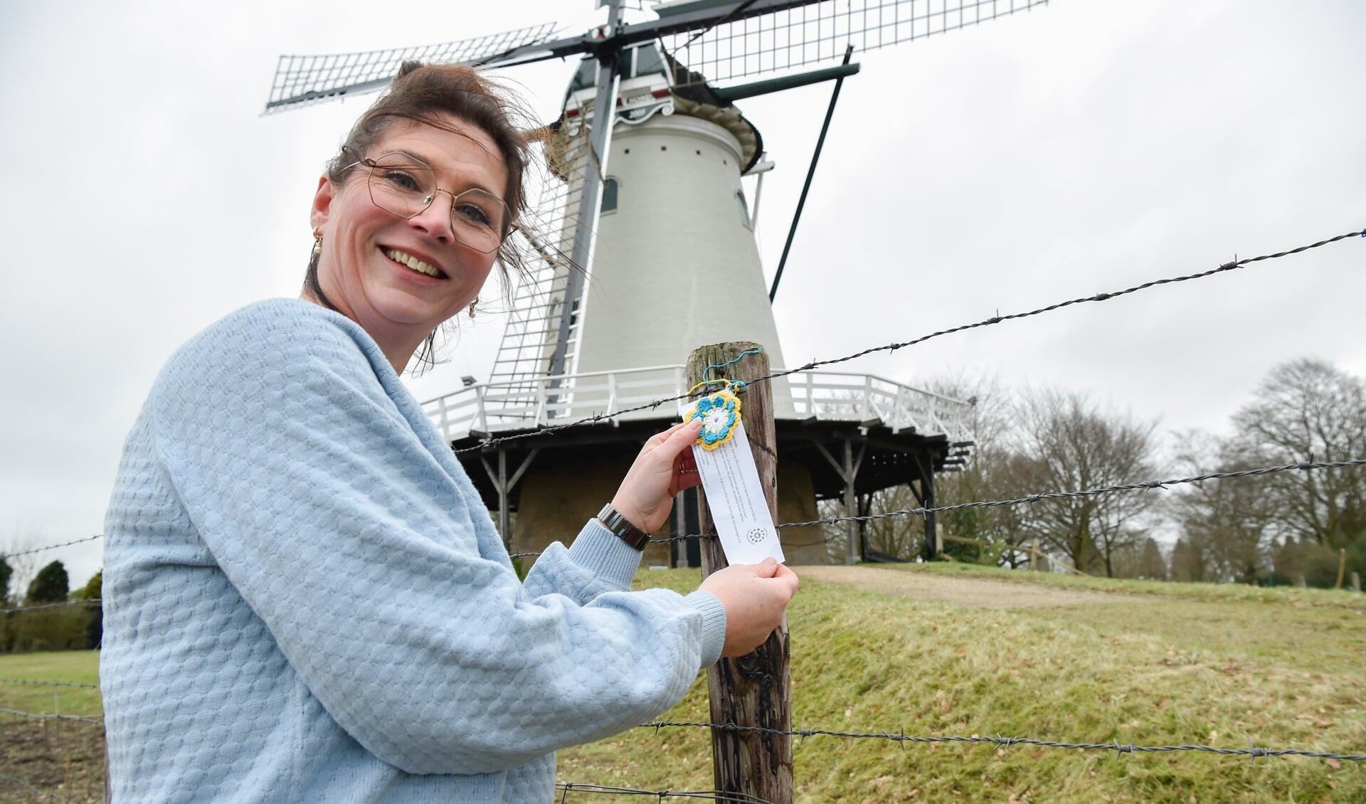 En dat is er weer één. Dagelijks hangt Vivian Verbeek acht tot tien gebreide bloemen ergens in Soest op.