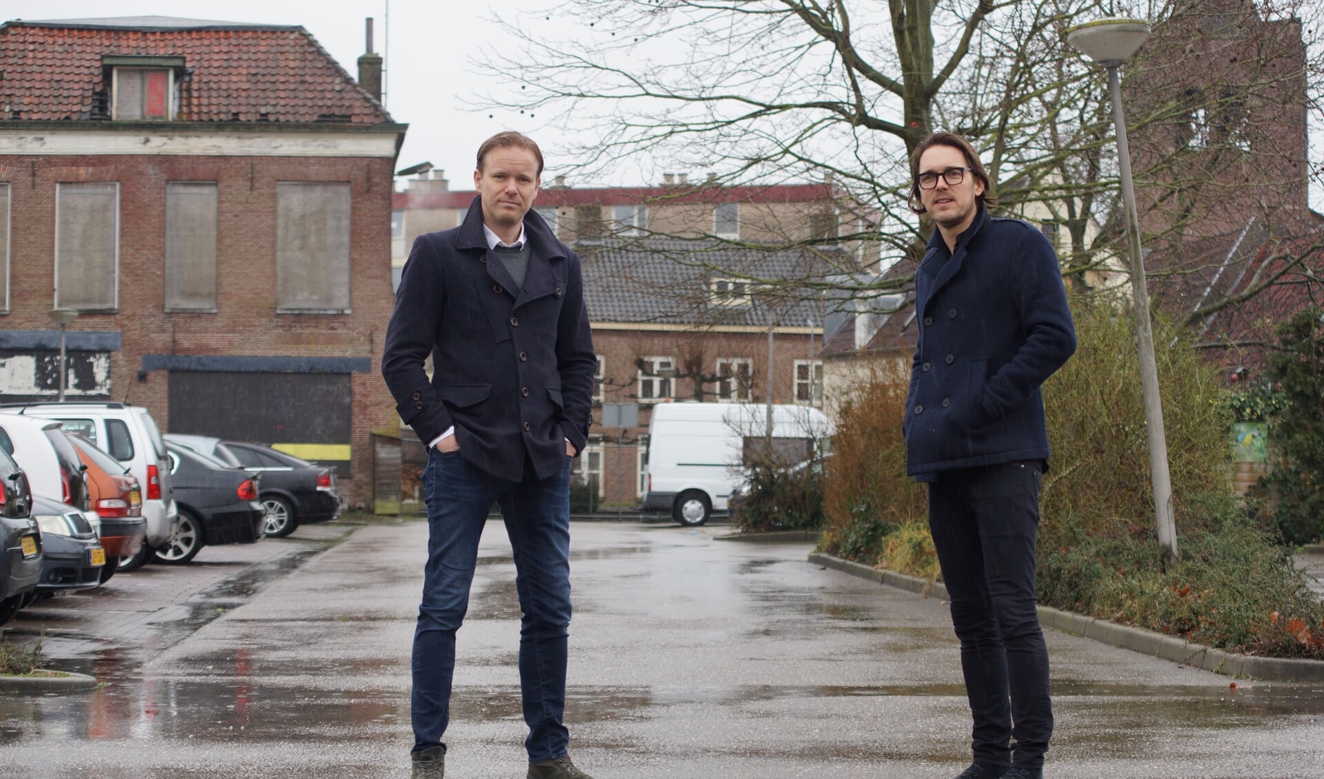 Links projectleider Sebastiaan van de Pol van Van Bokhorst Architecten en rechts Architect Willem-Alex Jansen van FIER Architecten op het terrein waar straks het project Wonen bij de toren wordt gebouwd. 