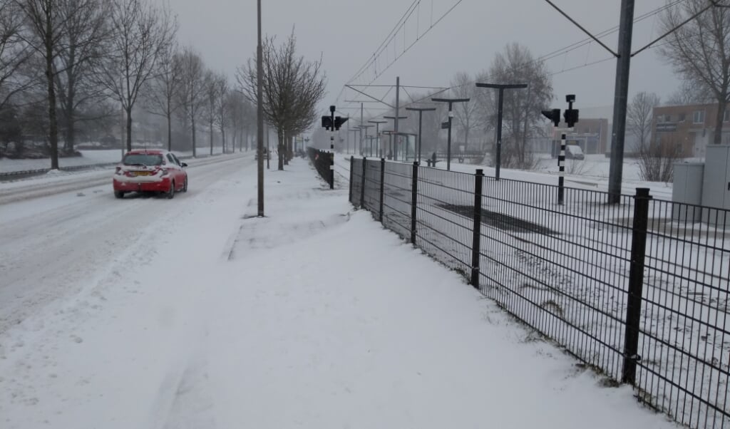 De met sneeuw bedekte tramhalte aan de Hammarskjöldsingel in Westwijk lag er op zondag 7 februari verlaten bij. Ook bussen van Connexxion reden toen niet meer.