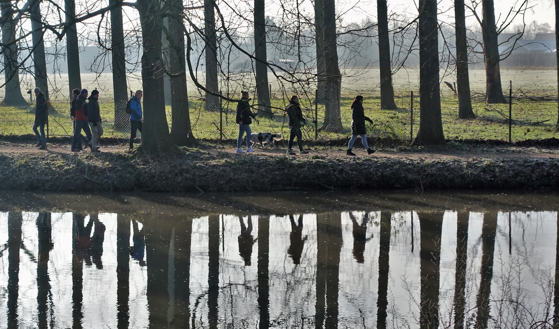 Wandelaars langs de Kromme Rijn