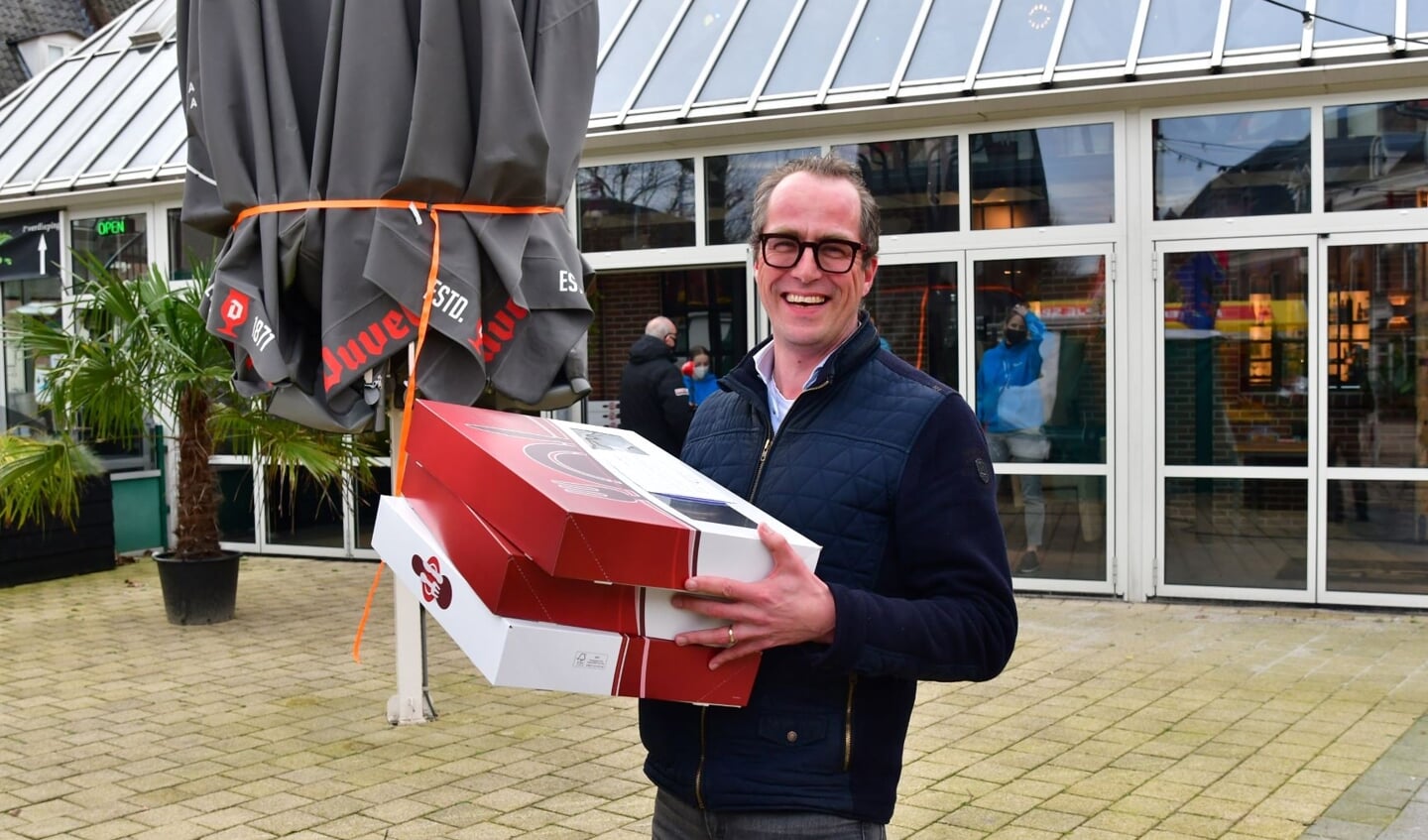 Ook wethouder Harke Dijksterhuis hielp mee om de dozen met lekkers rond te brengen. 