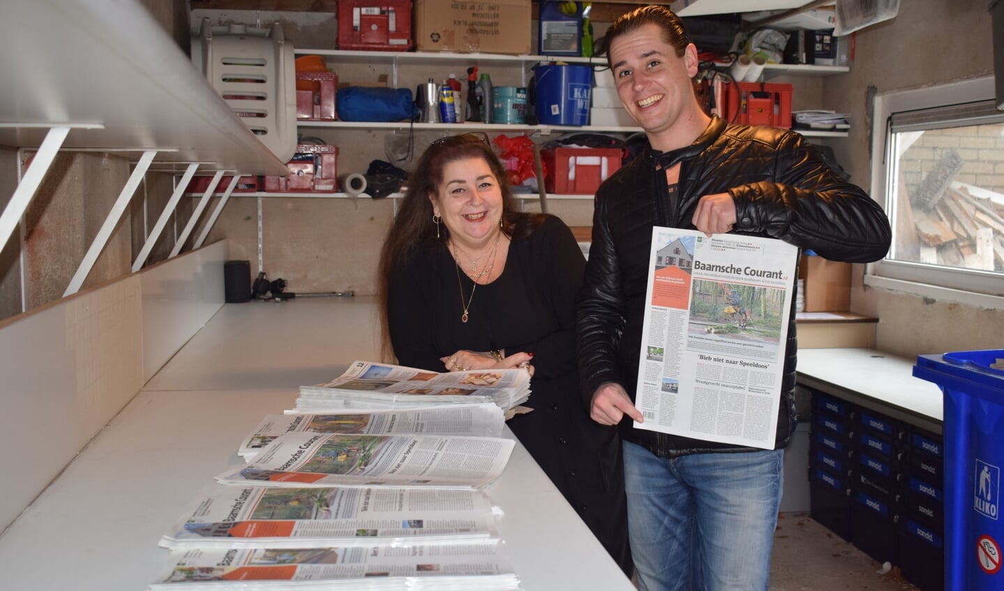 Mary en Hubert jr Papo verzorgen de bezorging van alle kranten in Baarn.